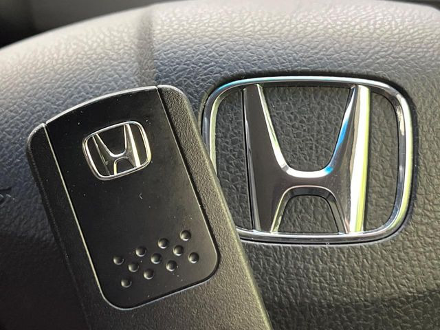 �yHonda�X�}�[�g�L�[�z�J�o����|�P�b�g�ɓ��ꂽ�܂܂ł��h�A�̎{���E�������\�ȃX�}�[�g�L�[�𑕔��B�G���W���̃I���E�I�t�����J�M�����o���K�v����������Ƃ��Ă��֗��ł���