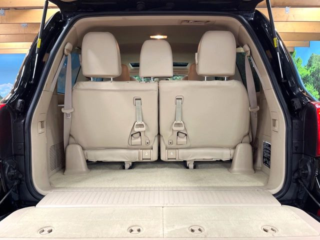 ���i�̂���������ʋ΁A���}���ɏ\���ȉ׎��X�y�[�X���m�ۂ��Ă���܂��B�Z�J���h�V�[�g��|���ƁA�傫�ȉו��̐ύڂ��\�ł���