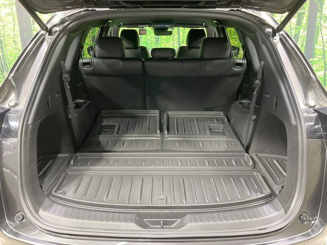 ���i�̂���������ʋ΁A���}���ɏ\���ȉ׎��X�y�[�X���m�ۂ��Ă���܂��B�Z�J���h�V�[�g��|���ƁA�傫�ȉו��̐ύڂ��\�ł���