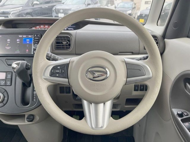 �C���e���A�ɍ��킹���f�U�C���̃X�e�A�����O�́A�^�]�������̂��Ƃ��l���A�^�]���₷���`��A�傫���ł��B�����x�A���ۂɐG���Ă��m���߂��������B