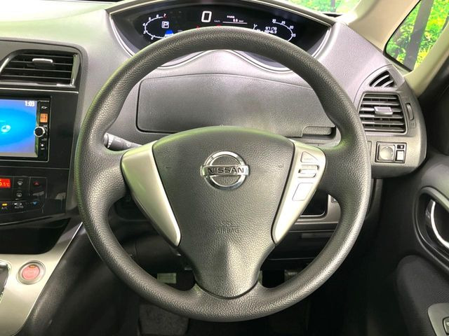 �C���e���A�ɍ��킹���f�U�C���̃X�e�A�����O�́A�^�]�������̂��Ƃ��l���A�^�]���₷���`��A�傫���ł��B�����x�A���ۂɐG���Ă��m���߂��������B