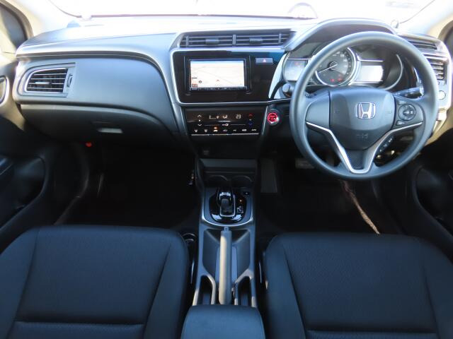 内外装の清掃・ガラス系ボディコーティングをCARクリーニング専門業者が施工いたしますので大変清潔。オリックス自動車ではみなさまに快適なドライブをお約束。