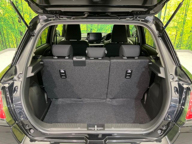 ���i�̂���������ʋ΁A���}���ɏ\���ȉ׎��X�y�[�X���m�ۂ��Ă���܂��B�Z�J���h�V�[�g��|���ƁA�傫�ȉו��̐ύڂ��\�ł���