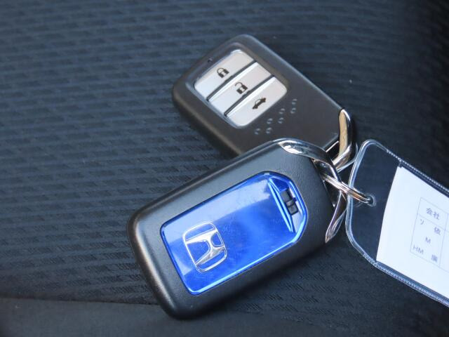 キーをポケットに入れたままでもエンジンON/OFF、ドア施錠/開錠可能♪便利なスマートキー付です♪
