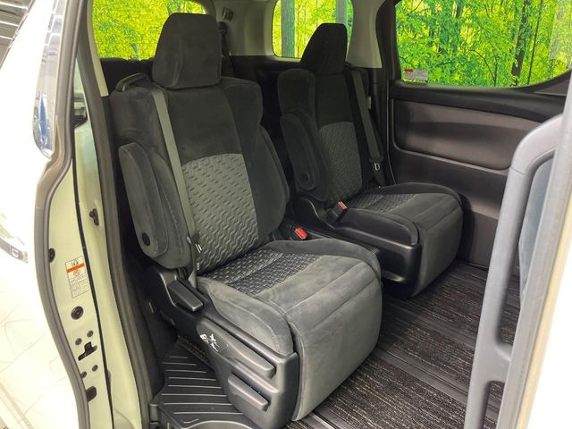 後部座席も気になるようなキズ・汚れやへたり等、大きなダメージはなく、良好な状態です。