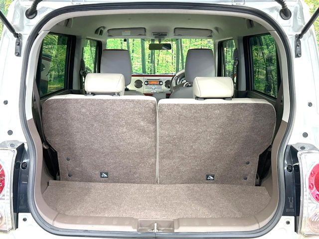 ���i�̂���������ʋ΁A���}���ɏ\���ȉ׎��X�y�[�X���m�ۂ��Ă���܂��B�Z�J���h�V�[�g��|���ƁA�傫�ȉו��̐ύڂ��\�ł���