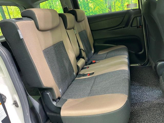 後部座席も気になるようなキズ・汚れやへたり等、大きなダメージはなく、良好な状態です。