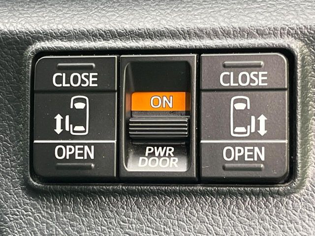 【両側スライドドア】駐車場で隣の車との間隔が狭く乗りにくい時、スライドドアなら安心!ドアオープン時も幅を取らず、開口部が広いので乗り降りがとっても簡単です。大きな荷物の出し入れも後席から可能♪