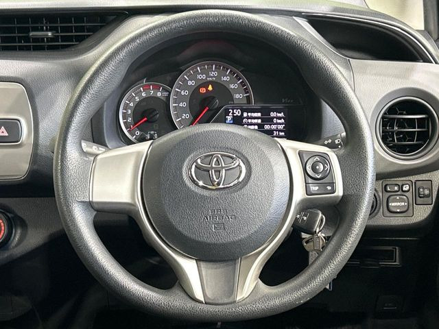 �C���e���A�ɍ��킹���f�U�C���̃X�e�A�����O�́A�^�]�������̂��Ƃ��l���A�^�]���₷���`��A�傫���ł��B�����x�A���ۂɐG���Ă��m���߂��������B