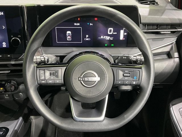 �C���e���A�ɍ��킹���f�U�C���̃X�e�A�����O�́A�^�]�������̂��Ƃ��l���A�^�]���₷���`��A�傫���ł��B�����x�A���ۂɐG���Ă��m���߂��������B