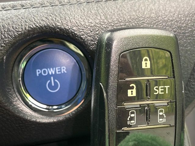 【スマートキー】カバンやポケットに入れたままでもドアの施錠・解錠が可能なスマートキーを装備。エンジンのオン・オフ時もカギを取り出す必要が無いからとっても便利です♪