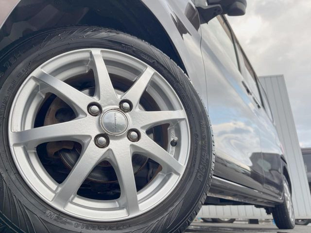 �y�A���~�z�C�[���z�O�ςɃ}�b�`�����A���~�z�C�[���𑕒����Ă���܂��B�e��A���~�z�C�[����A�X�^�b�h���X�^�C�����戵�����Ă���܂��B���񂲑��k����������