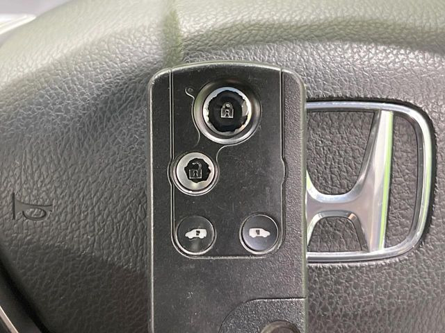 �yHonda�X�}�[�g�L�[�z�J�o����|�P�b�g�ɓ��ꂽ�܂܂ł��h�A�̎{���E�������\�ȃX�}�[�g�L�[�𑕔��B�G���W���̃I���E�I�t�����J�M�����o���K�v����������Ƃ��Ă��֗��ł���