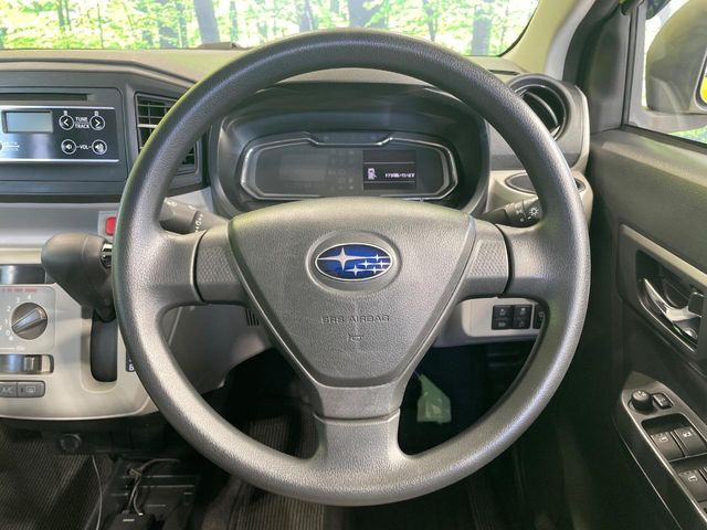 �C���e���A�ɍ��킹���f�U�C���̃X�e�A�����O�́A�^�]�������̂��Ƃ��l���A�^�]���₷���`��A�傫���ł��B�����x�A���ۂɐG���Ă��m���߂��������B