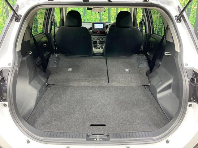 ���i�̂���������ʋ΁A���}���ɏ\���ȉ׎��X�y�[�X���m�ۂ��Ă���܂��B�Z�J���h�V�[�g��|���ƁA�傫�ȉו��̐ύڂ��\�ł���