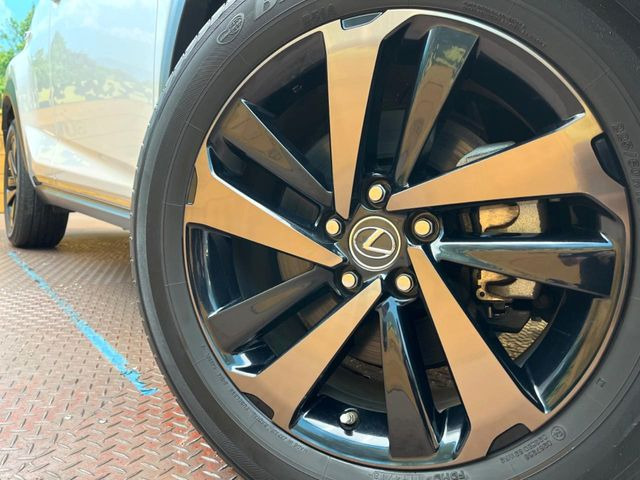 �y����18�C���`�A���~�z�C�[���z�O�ςɃ}�b�`���������A���~�z�C�[���𑕒����Ă���܂��B�e��ЊO�A���~�z�C�[����A�X�^�b�h���X�^�C�����戵�����Ă���܂��B���񂲑��k����������