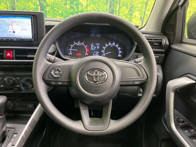 �C���e���A�ɍ��킹���f�U�C���̃X�e�A�����O�́A�^�]�������̂��Ƃ��l���A�^�]���₷���`��A�傫���ł��B�����x�A���ۂɐG���Ă��m���߂��������B