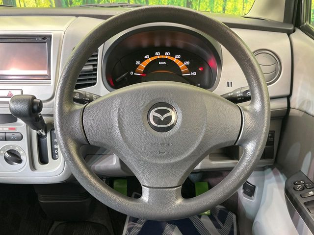 �C���e���A�ɍ��킹���f�U�C���̃X�e�A�����O�́A�^�]�������̂��Ƃ��l���A�^�]���₷���`��A�傫���ł��B�����x�A���ۂɐG���Ă��m���߂��������B