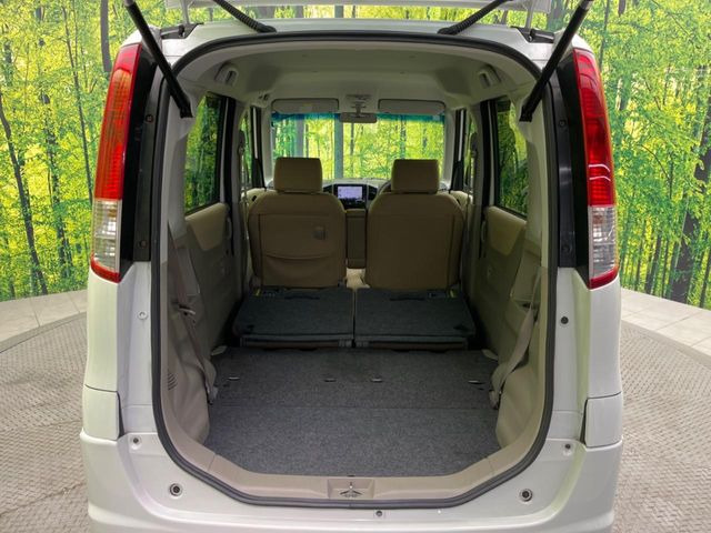 ���i�̂���������ʋ΁A���}���ɏ\���ȉ׎��X�y�[�X���m�ۂ��Ă���܂��B�Z�J���h�V�[�g��|���ƁA�傫�ȉו��̐ύڂ��\�ł���