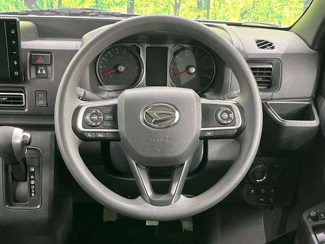 �C���e���A�ɍ��킹���f�U�C���̃X�e�A�����O�́A�^�]�������̂��Ƃ��l���A�^�]���₷���`��A�傫���ł��B�����x�A���ۂɐG���Ă��m���߂��������B