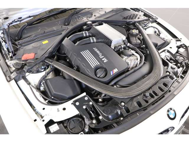 <��v����>3.0L ����6�C��DOHC�c�C���^�[�{�A431ps/56.1kgm�A�S��&times;�S��&times;�S��mm 4685&times;1870&times;1385mm�A�ԗ��d�� 1640kg