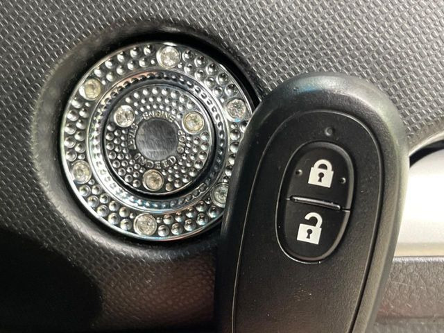 �y�L�[���X�X�^�[�g�V�X�e���z�J�o����|�P�b�g�ɓ��ꂽ�܂܂ł��h�A�̎{���E�������\�ȃX�}�[�g�L�[�𑕔��B�G���W���̃I���E�I�t�����J�M�����o���K�v����������Ƃ��Ă��֗��ł���