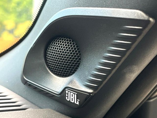 �yJBL�T�E���h�V�X�e���z���[�J�[�I�v�V�����̍��i�ʃT�E���h�V�X�e���𓋍ځB��p�̃`���[�j���O���{���ꂽ�召�l�X�ȃX�s�[�J�[����ǎ��ȃT�E���h���t�ł��A�Տꊴ���ӂ�鉹����Ԃ����o���܂��B