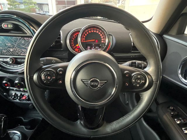 ���}���`�t�@���N�V�����X�e�A�����O:�n���h���̍��E�̃{�^���ŃI�[�f�B�I�̑I���≹�ʂ̒��߂��\�ł��B�n���h�����������������ł���̂ň��S�ł��ˁ�