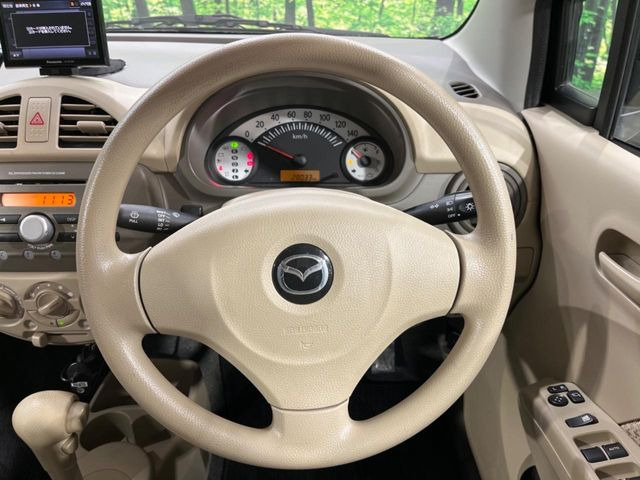 �C���e���A�ɍ��킹���f�U�C���̃X�e�A�����O�́A�^�]�������̂��Ƃ��l���A�^�]���₷���`��A�傫���ł��B�����x�A���ۂɐG���Ă��m���߂��������B