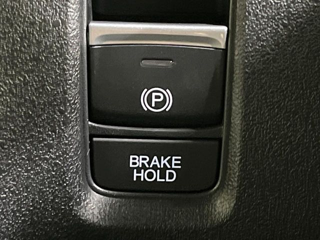 �y�I�[�g�u���[�L�z�[���h�z�M���҂���a�؂Œ�Ԏ��Ƀu���[�L���瑫�𗣂��Ă��A��~��Ԃ�ێ����Ă���܂��B�O�i����Ƃ��̓A�N�Z���𓥂߂Ύ����ŉ��������̂ň��S��X���^�]���y�ɂȂ�܂���