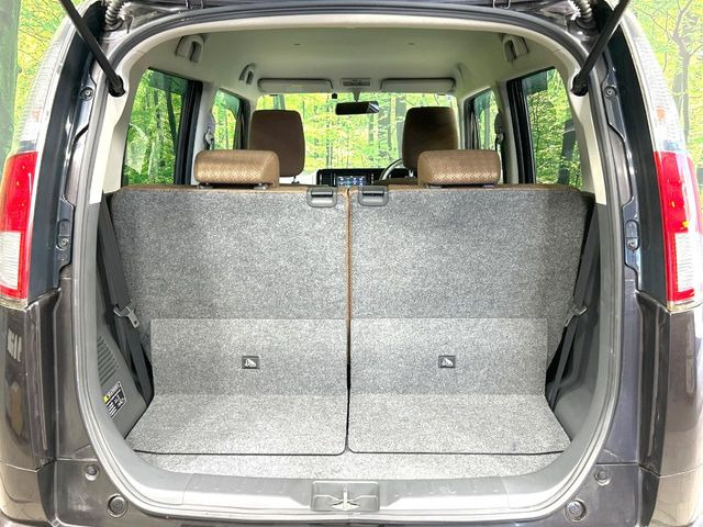 ���i�̂���������ʋ΁A���}���ɏ\���ȉ׎��X�y�[�X���m�ۂ��Ă���܂��B�Z�J���h�V�[�g��|���ƁA�傫�ȉו��̐ύڂ��\�ł���