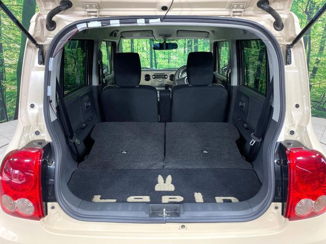 ���i�̂���������ʋ΁A���}���ɏ\���ȉ׎��X�y�[�X���m�ۂ��Ă���܂��B�Z�J���h�V�[�g��|���ƁA�傫�ȉו��̐ύڂ��\�ł���