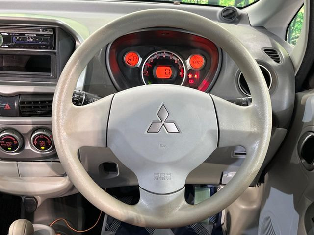 �C���e���A�ɍ��킹���f�U�C���̃X�e�A�����O�́A�^�]�������̂��Ƃ��l���A�^�]���₷���`��A�傫���ł��B�����x�A���ۂɐG���Ă��m���߂��������B