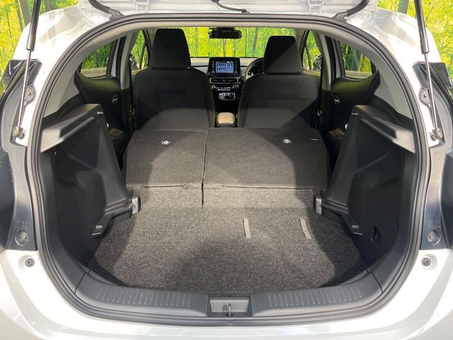 ���i�̂���������ʋ΁A���}���ɏ\���ȉ׎��X�y�[�X���m�ۂ��Ă���܂��B�Z�J���h�V�[�g��|���ƁA�傫�ȉו��̐ύڂ��\�ł���