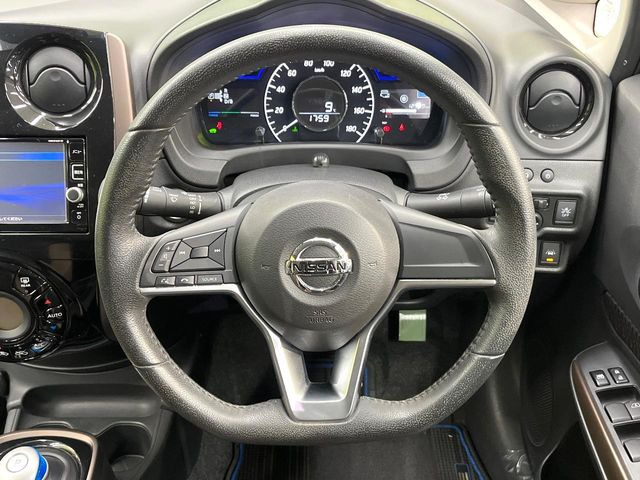 �y�����v�����X�e�A�����O�z�㎿�Ȋv���g�p���邱�ƂŁA��ɂ����������݂ƂĂ��^�]���₷���n���h���ł���