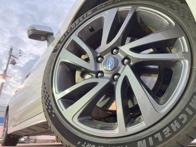 �y����18�C���`�A���~�z�C�[���z�O�ςɃ}�b�`���������A���~�z�C�[���𑕒����Ă���܂��B�e��ЊO�A���~�z�C�[����A�X�^�b�h���X�^�C�����戵�����Ă���܂��B���񂲑��k����������