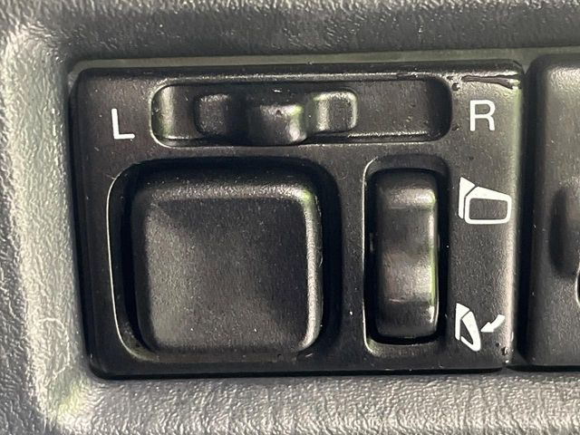 �y�d���i�[�~���[�z�T�C�h�~���[�͓d���i�[���ƂȂ��Ă���A�������ԏ�ł��L�Y�������X�N��}�����܂��B