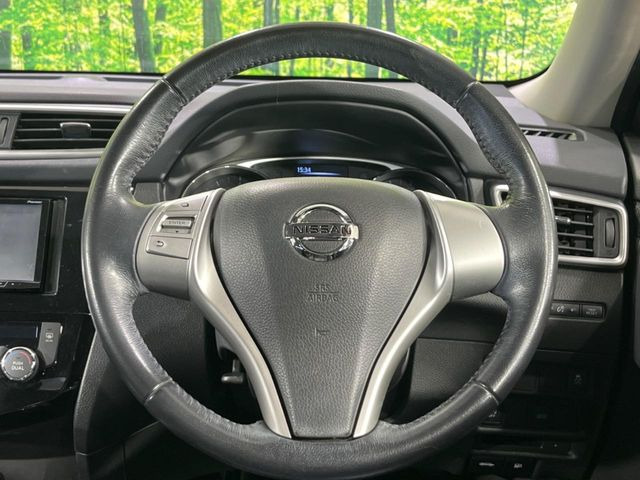 �C���e���A�ɍ��킹���f�U�C���̃X�e�A�����O�́A�^�]�������̂��Ƃ��l���A�^�]���₷���`��A�傫���ł��B�����x�A���ۂɐG���Ă��m���߂��������B