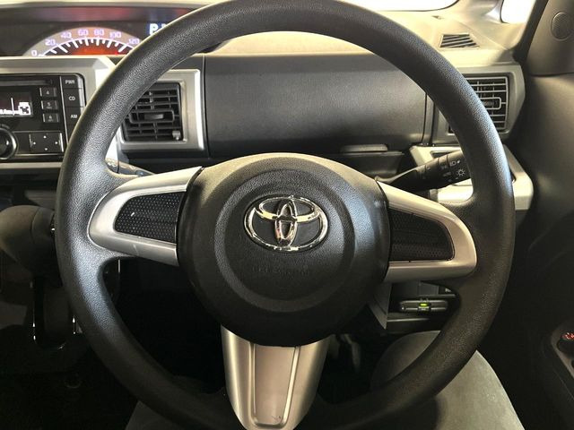 インテリアに合わせたデザインのステアリングは、運転される方のことも考え、運転しやすい形状、大きさです。是非一度、実際に触ってお確かめください。