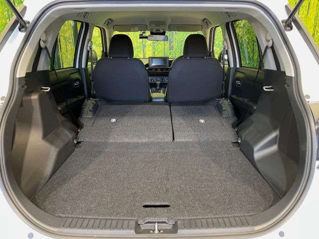 ���i�̂���������ʋ΁A���}���ɏ\���ȉ׎��X�y�[�X���m�ۂ��Ă���܂��B�Z�J���h�V�[�g��|���ƁA�傫�ȉו��̐ύڂ��\�ł���