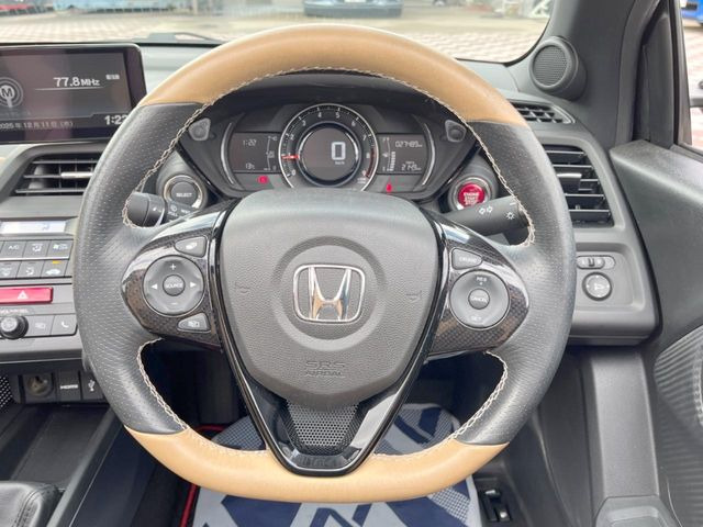 �y�����v�����X�e�A�����O�z�㎿�Ȋv���g�p���邱�ƂŁA��ɂ����������݂ƂĂ��^�]���₷���n���h���ł���