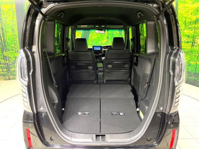 ���i�̂���������ʋ΁A���}���ɏ\���ȉ׎��X�y�[�X���m�ۂ��Ă���܂��B�Z�J���h�V�[�g��|���ƁA�傫�ȉו��̐ύڂ��\�ł���