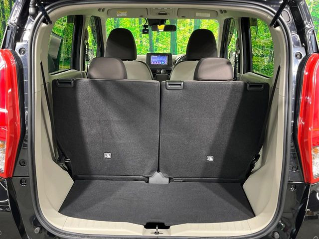 ���i�̂���������ʋ΁A���}���ɏ\���ȉ׎��X�y�[�X���m�ۂ��Ă���܂��B�Z�J���h�V�[�g��|���ƁA�傫�ȉו��̐ύڂ��\�ł���