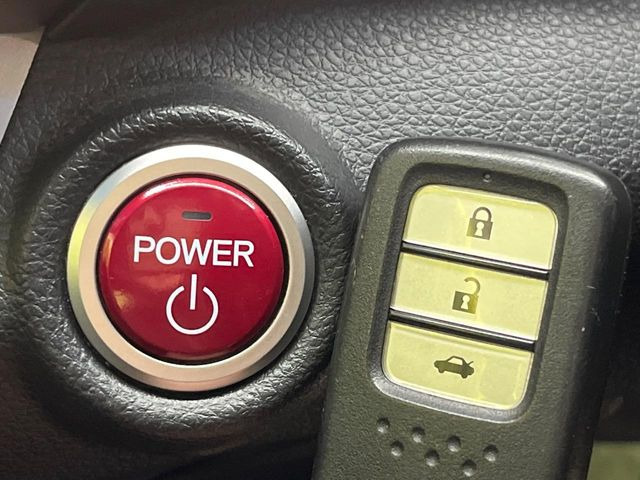 �yHonda�X�}�[�g�L�[�z�J�o����|�P�b�g�ɓ��ꂽ�܂܂ł��h�A�̎{���E�������\�ȃX�}�[�g�L�[�𑕔��B�G���W���̃I���E�I�t�����J�M�����o���K�v����������Ƃ��Ă��֗��ł���