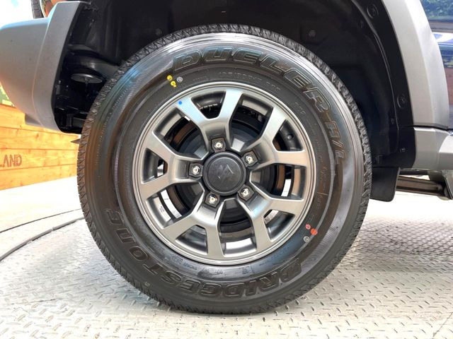 �y����15�C���`�A���~�z�C�[���z�O�ςɃ}�b�`���������A���~�z�C�[���𑕒����Ă���܂��B�e��ЊO�A���~�z�C�[����A�X�^�b�h���X�^�C�����戵�����Ă���܂��B���񂲑��k����������