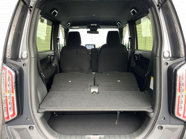 ���i�̂���������ʋ΁A���}���ɏ\���ȉ׎��X�y�[�X���m�ۂ��Ă���܂��B�Z�J���h�V�[�g��|���ƁA�傫�ȉו��̐ύڂ��\�ł���