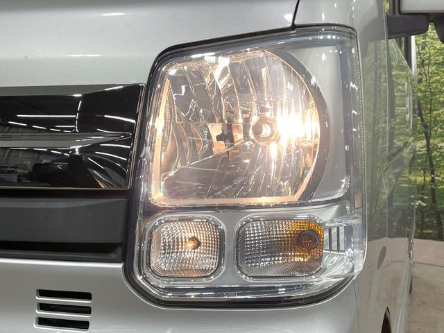 �C���e���A�ɍ��킹���f�U�C���̃X�e�A�����O�́A�^�]�������̂��Ƃ��l���A�^�]���₷���`��A�傫���ł��B�����x�A���ۂɐG���Ă��m���߂��������B