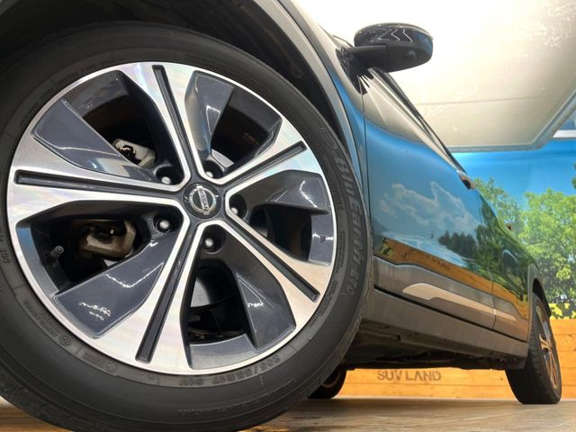 【純正17インチアルミホイール】外観にマッチした純正アルミホイールを装着しております。各種社外アルミホイールや、スタッドレスタイヤも取扱いしております。是非ご相談ください♪