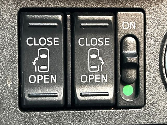 【両側パワースライドドア】スマートキーや運転席のスイッチで後席両側スライドドアの開閉が可能♪電動だから力を入れてドアを開ける必要が無く、小さなお子様でも簡単に開け閉めでき快適です♪