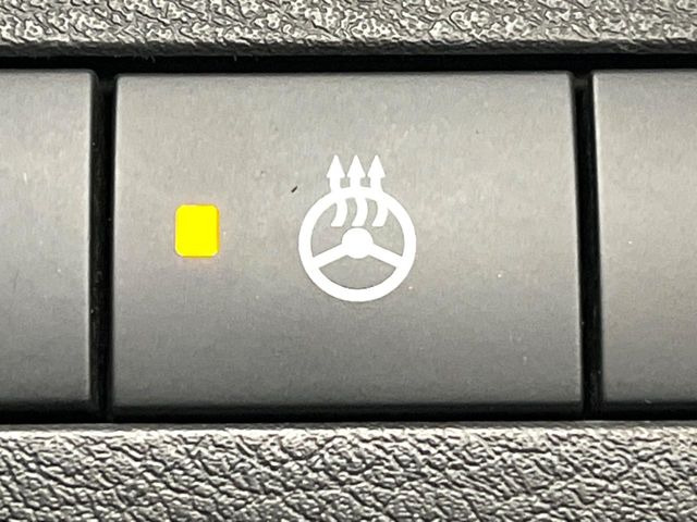 【ステアリングヒーター】冬場に冷たくなりやすい革巻きステアリングを、スイッチ一つで素早く適温に!エアコンよりも早く温まってくれるので、寒い日の運転も快適になりますね♪